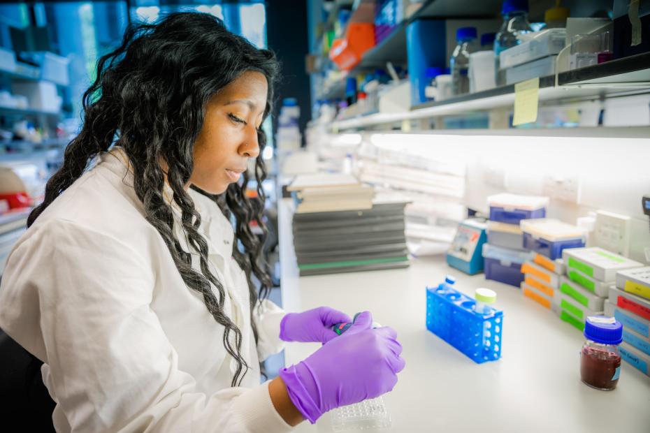 Sigourney Bonner performing research in laboratory. Credit: Lloyd Mann (CU Comms)