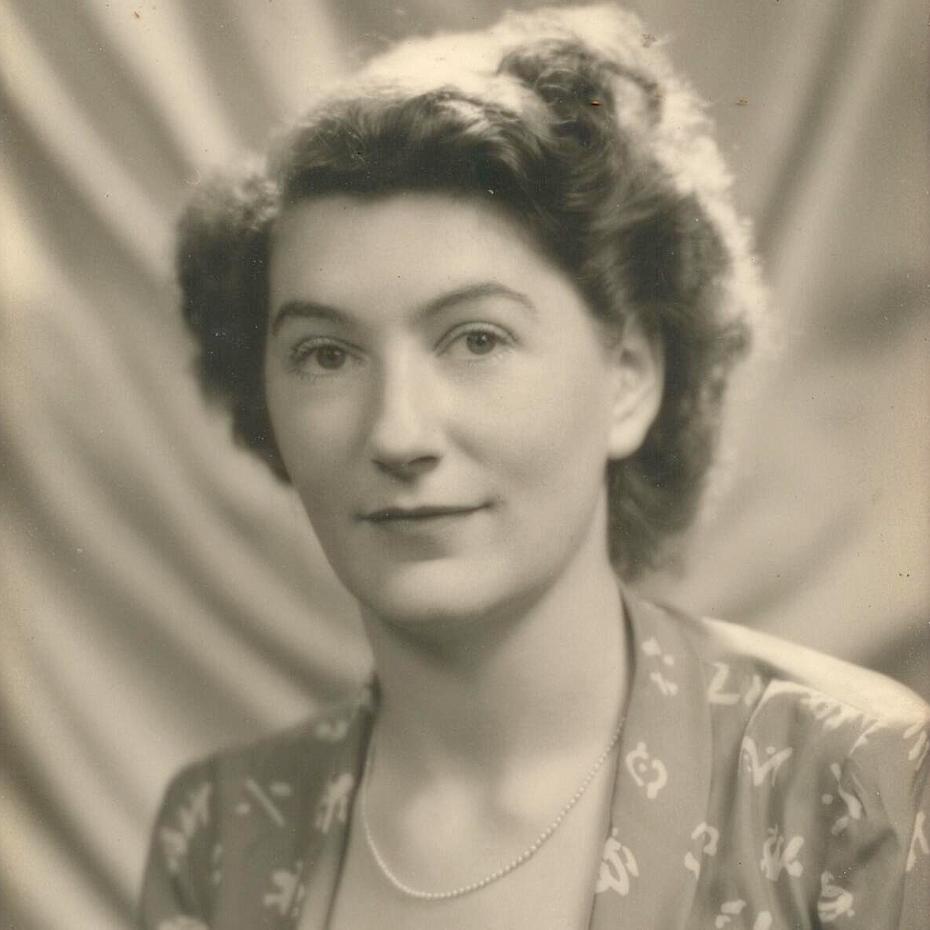 Black and White image of Gillian Hunt